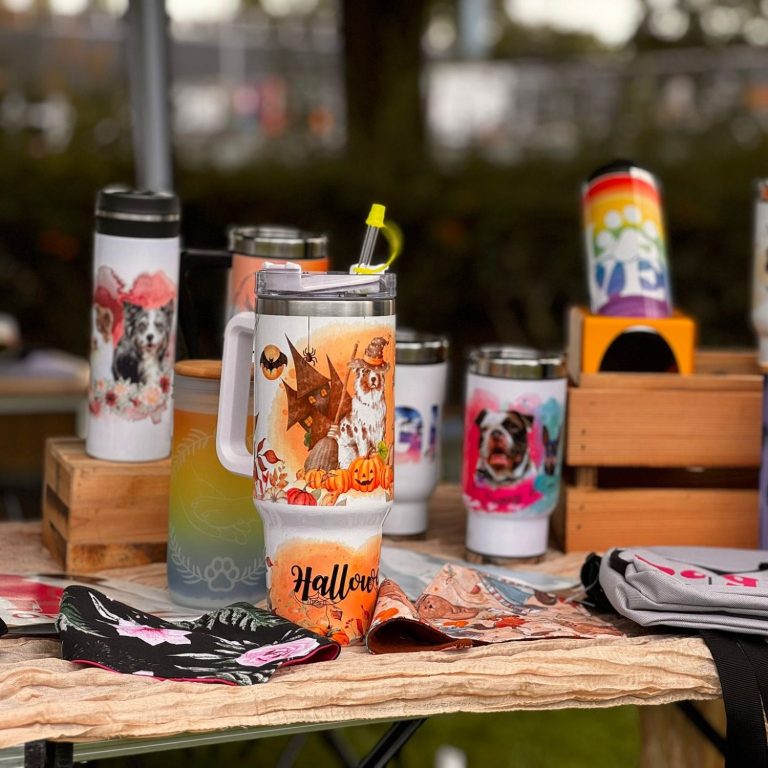 Ein Ausschnitt eines Messestandes, Taschen, Becher alles Individualisiert.